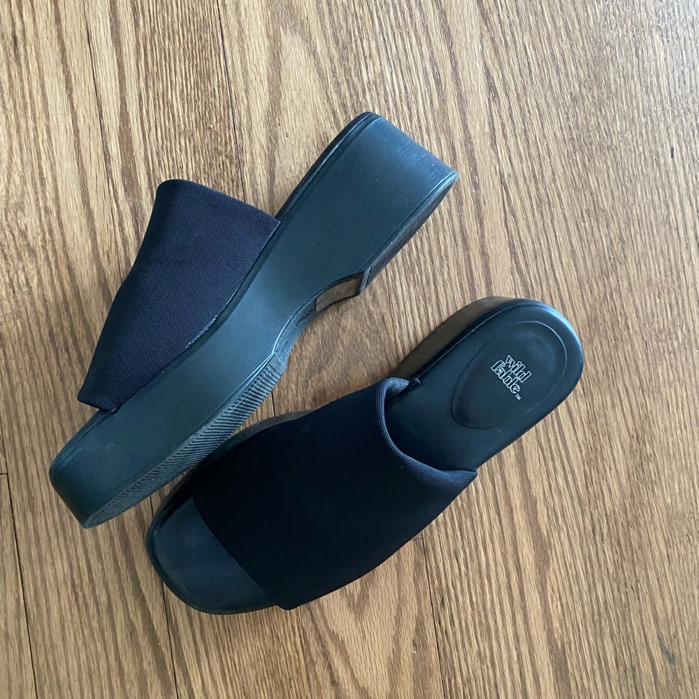 Women’s black sandals- 90’s style